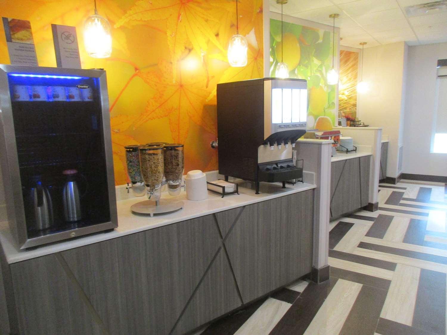 Best Western Green Oaks Inn La Vernia Екстериор снимка